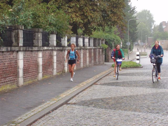 Hemelbed en bad met vergulde kranen voor Ria