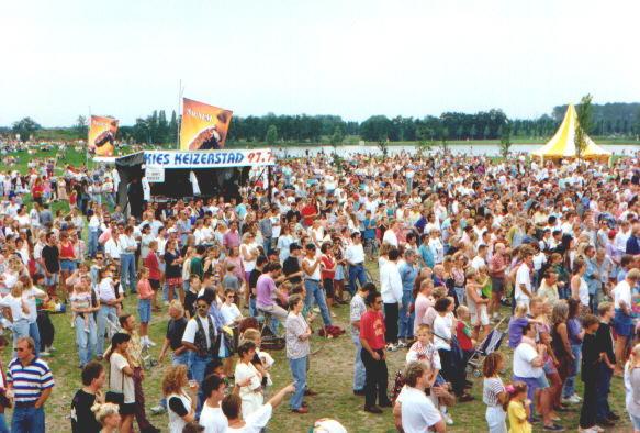 Duizenden genietende bezoekers van Plaspop in 1997